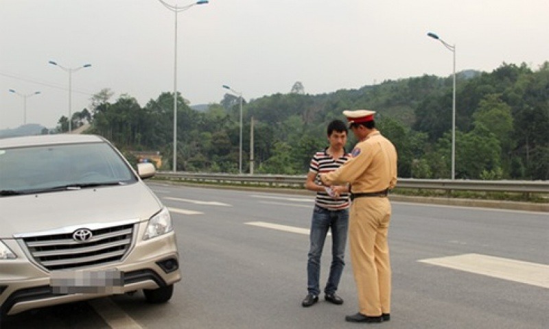 những lỗi bị giữ bằng lái xe ô tô