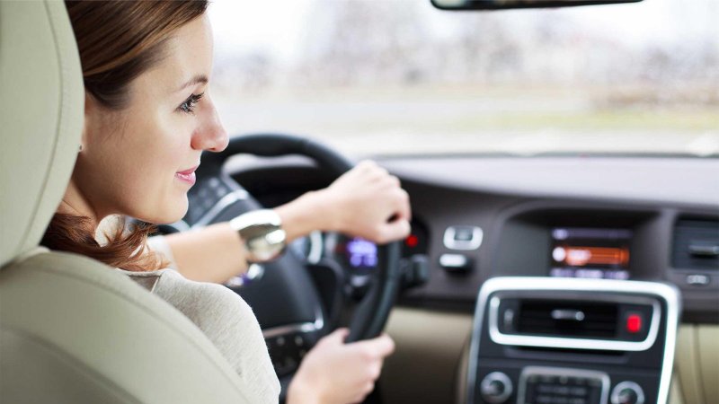 cách lái xe ô tô tiết kiệm xăng
