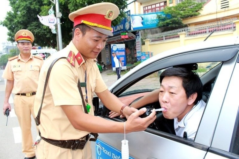 uống rượu lái xe ô tô phạt bao nhiêu