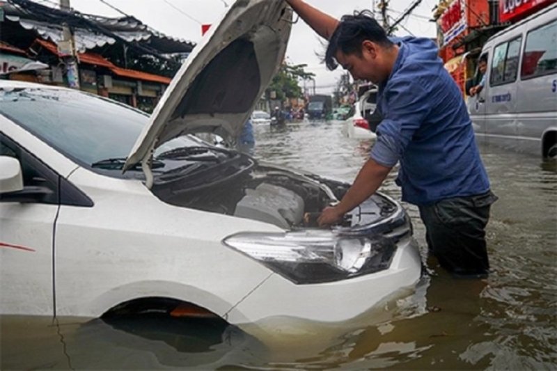 Xe ô tô bị chết máy mùa mưa